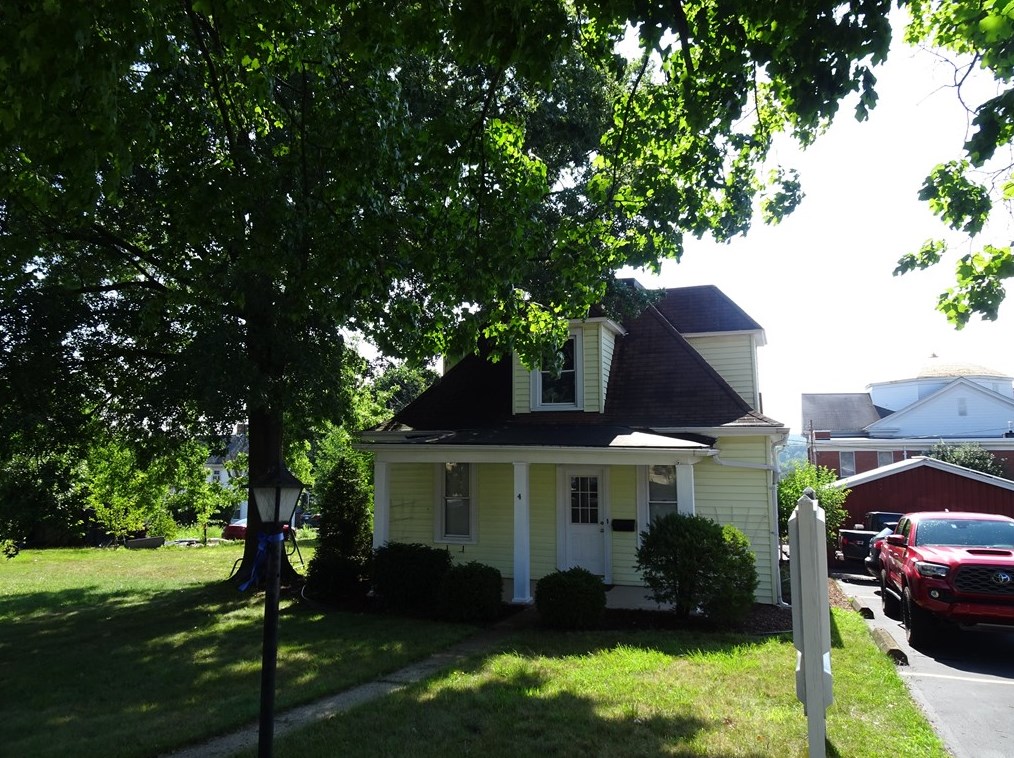 4 6th St, Youngwood, PA 15697-1322