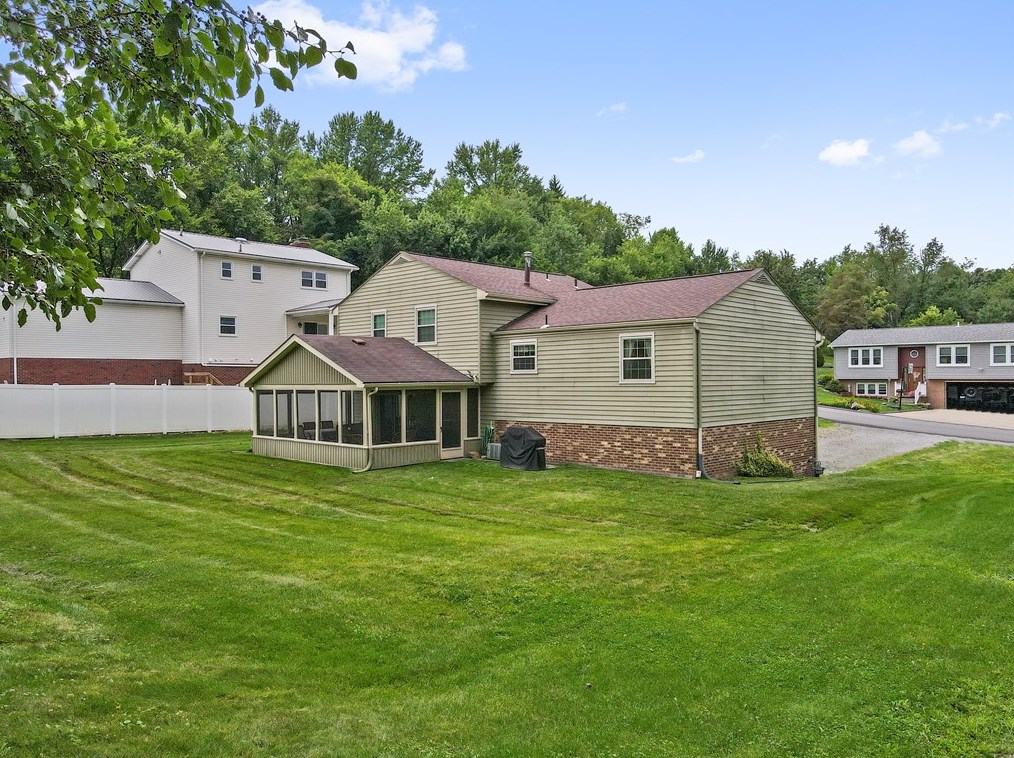 211 Londonderry Dr, New Brighton, PA 15066