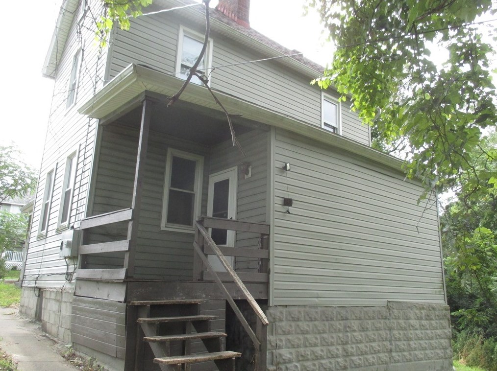 387 Lincoln Hwy, East Mckeesport, PA 15035-1568