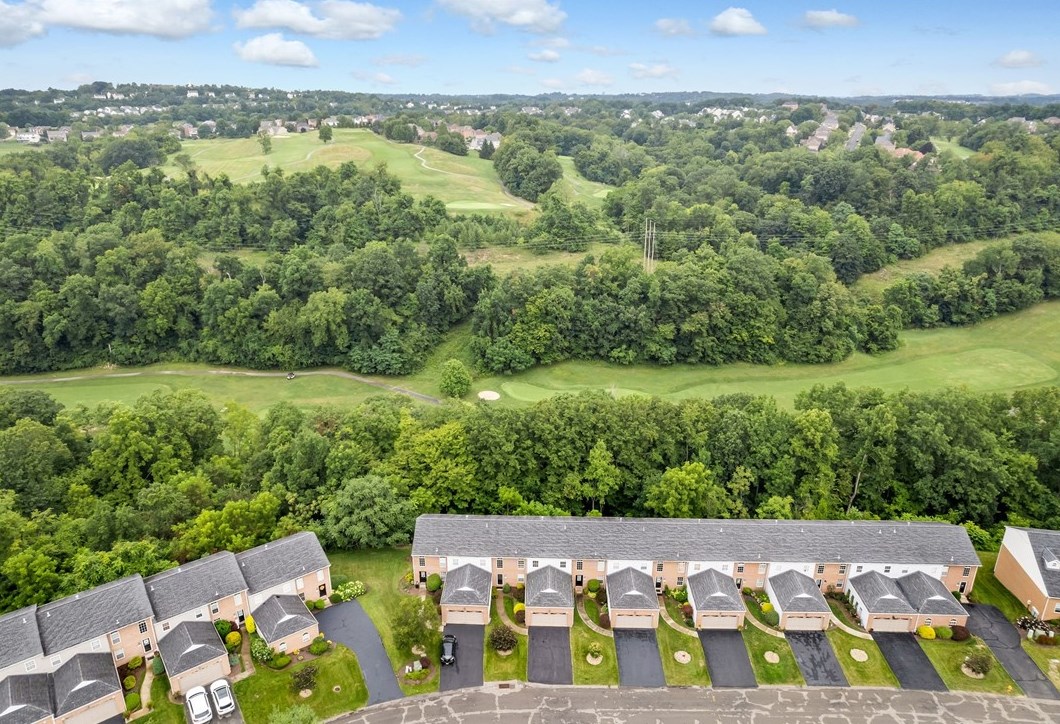7077 Clubview Dr, Bridgeville, PA 15017-3600