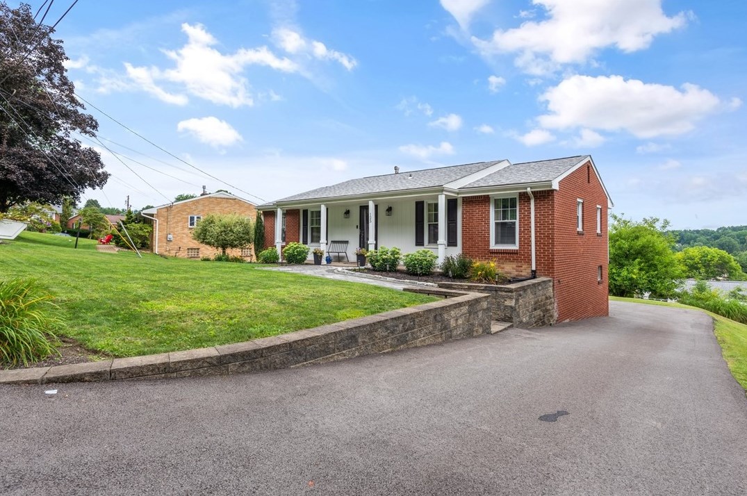 125 Franklin Dr, Greensburg, PA 15601-1304