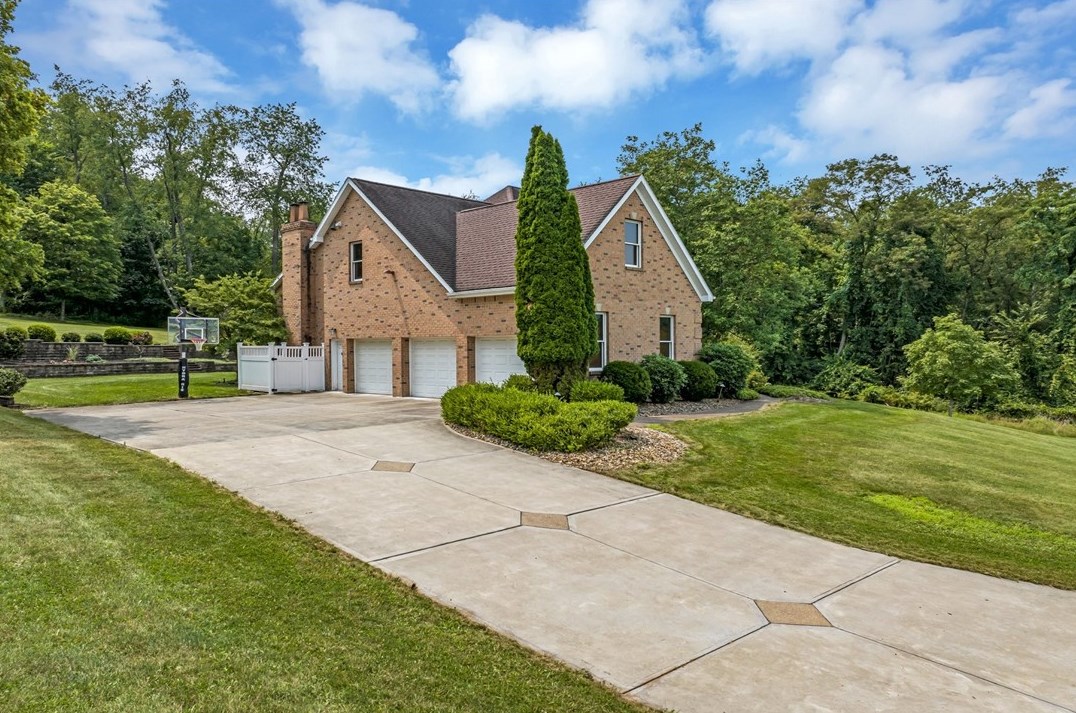 100 Eagle Ln, New Eagle, PA 15067-1530