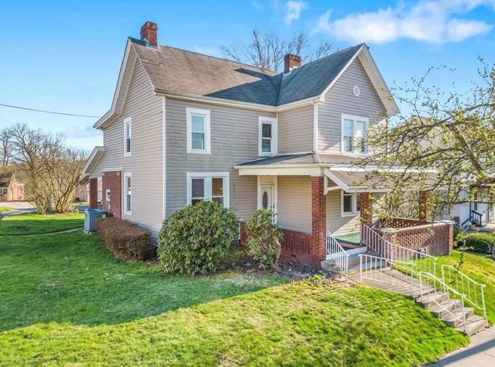 320 Van Buren St, Evans City, PA 16033