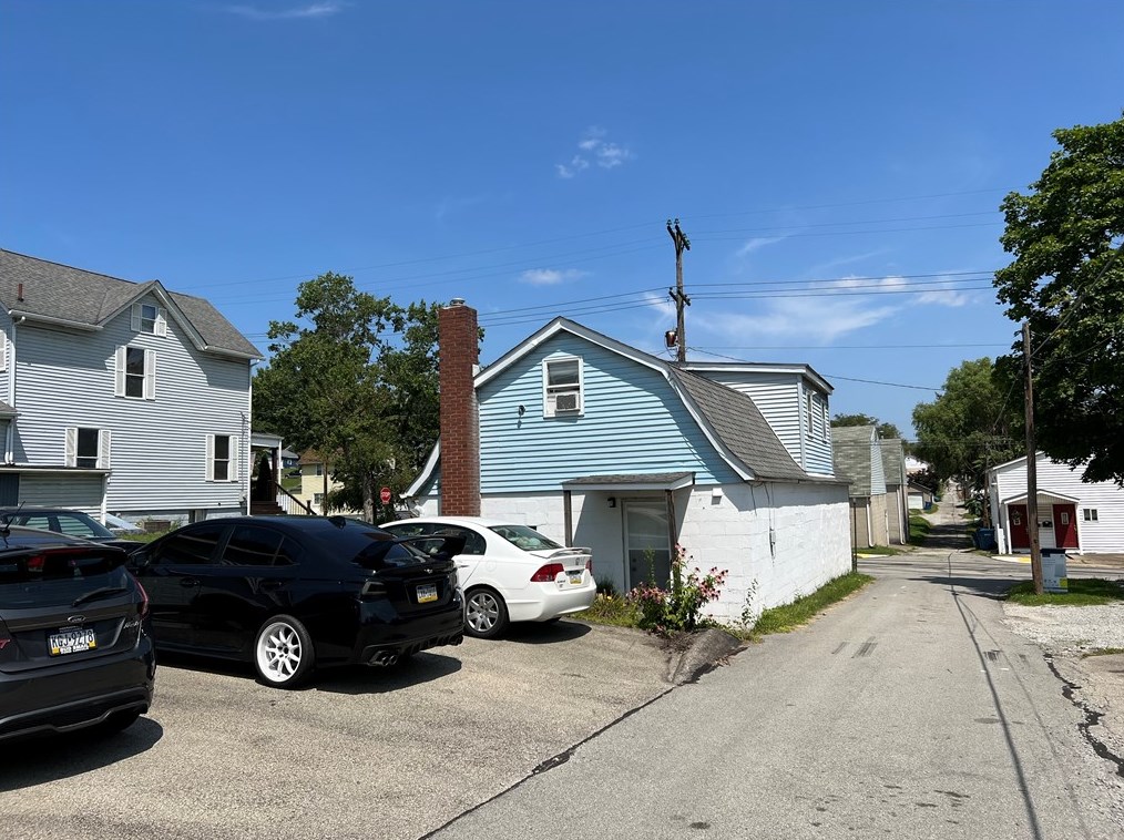 405 Hillis St, Youngwood PA  15697-1132 exterior