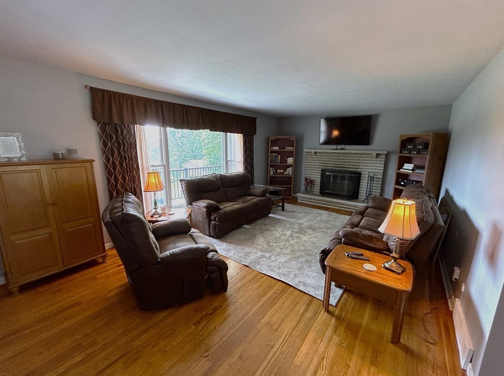 216 White Oak Dr, New Kensington, PA 15068