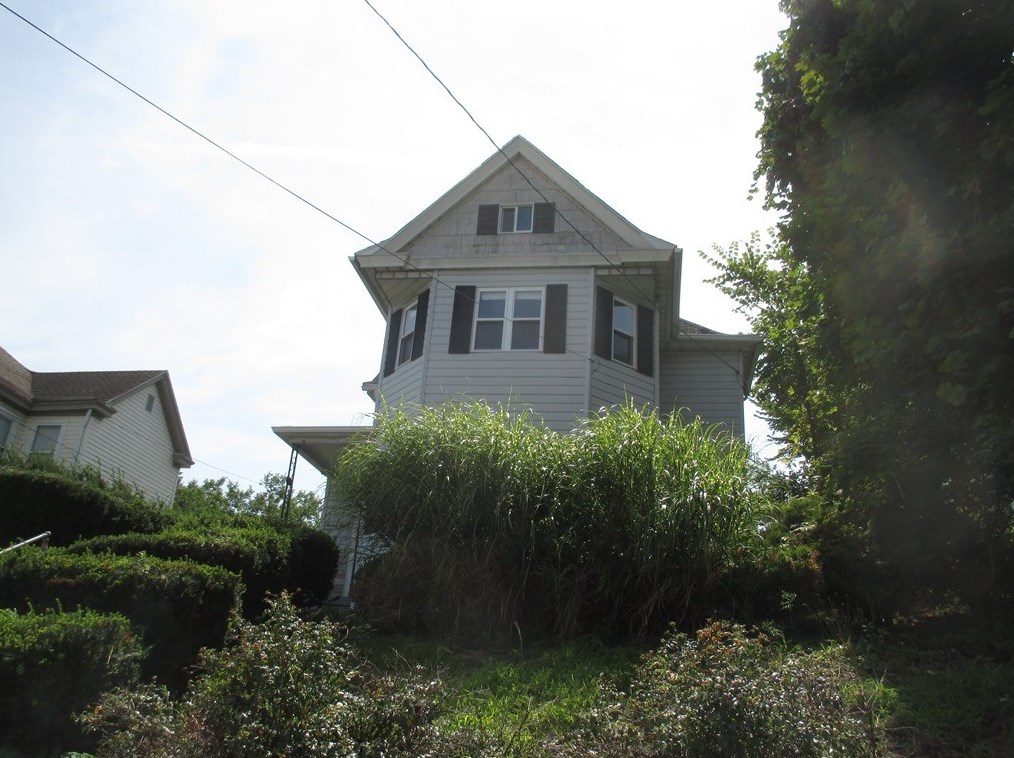28 Shannon Ave, Washington, PA 15301-3440