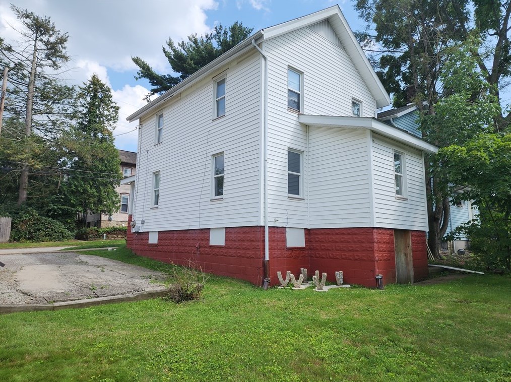 142 11th St, Indiana, PA 15701-2671