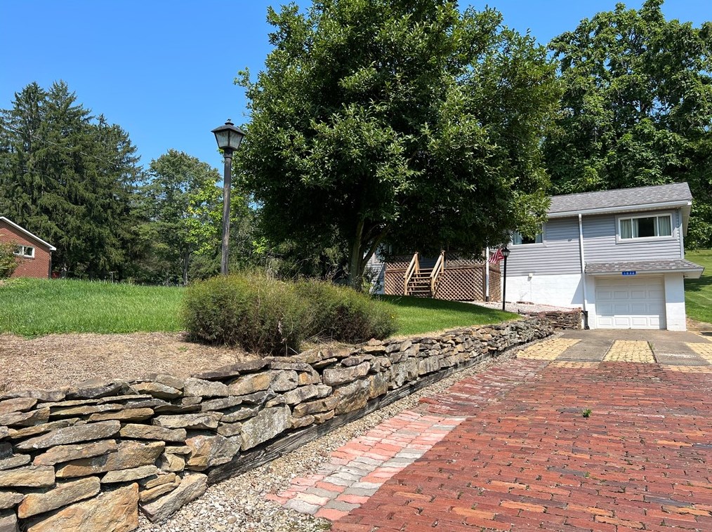 1032 Merwin Rd, New Kensington, PA 15068-1624
