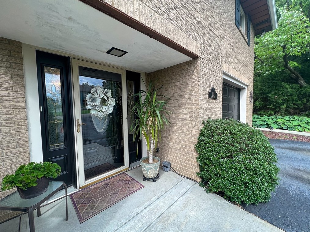 111 Hilltop Dr, Butler, PA 16001-1620