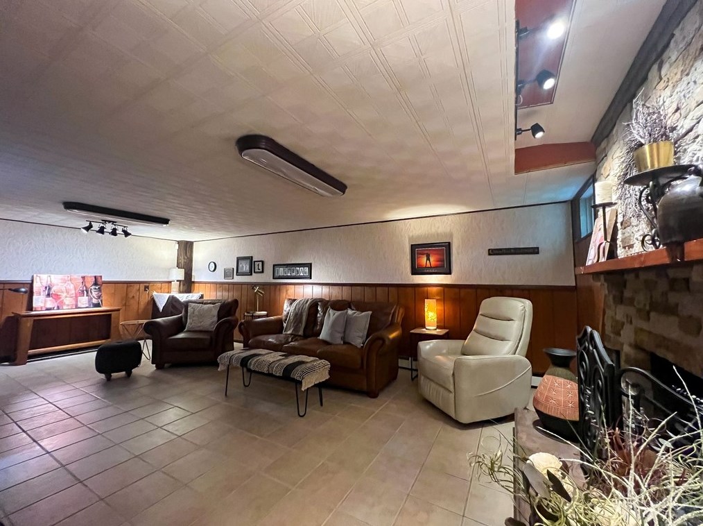 111 Hilltop Dr, Butler PA 16001-1675 exterior