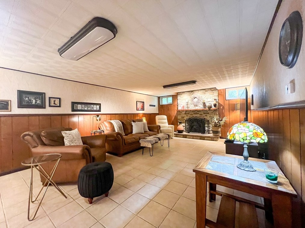 111 Hilltop Dr, Butler PA 16001-1675 exterior