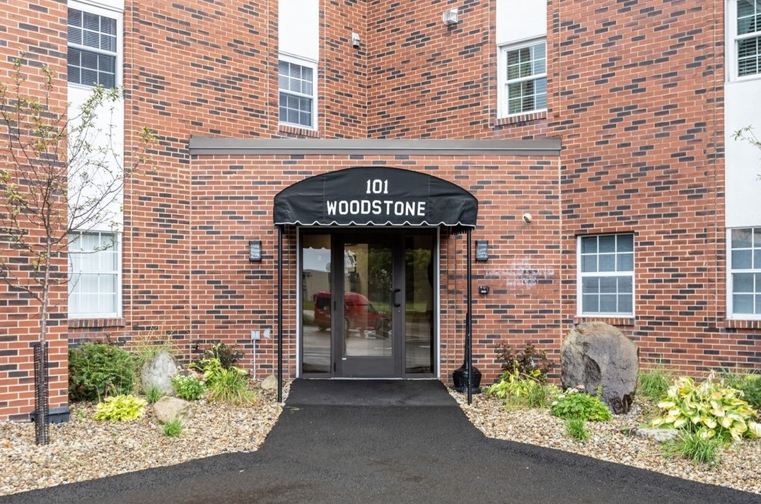 101 Woodstone Ln #27, New Kensington, PA 15068