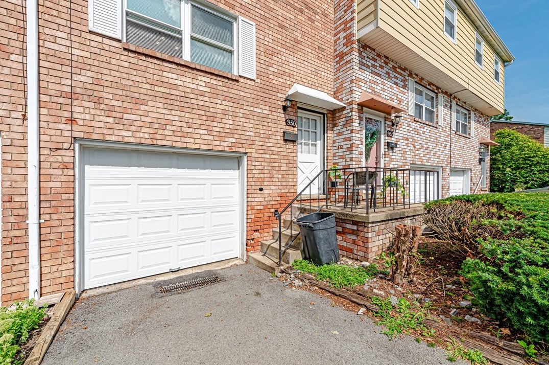 930 Academy Heights Dr, Greensburg, PA 15601-1439