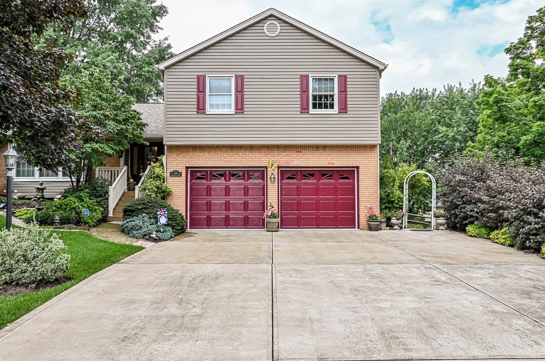 104 Springdale Dr, Greensburg, PA 15601-5826