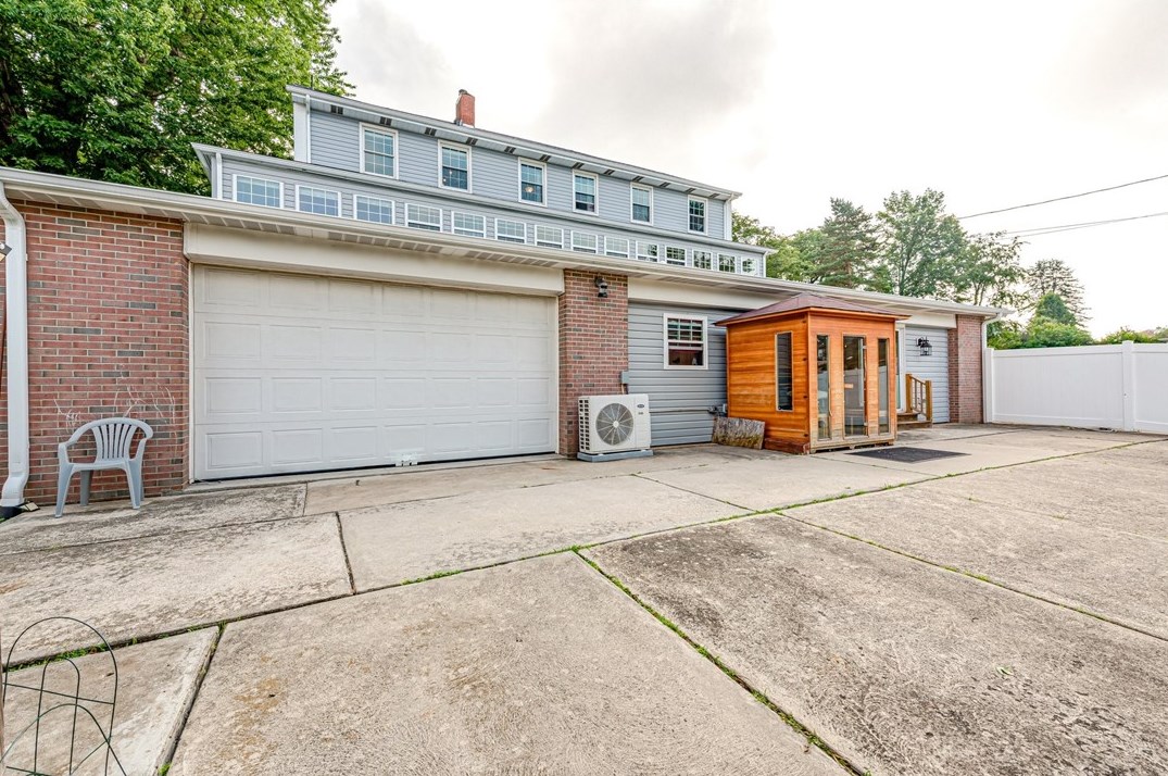 14381 Rdg Rd, North Huntingdon PA 15642-2808 exterior