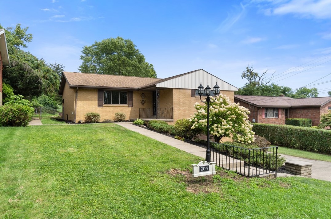 204 Clubside Dr, Moon Twp, PA 15108