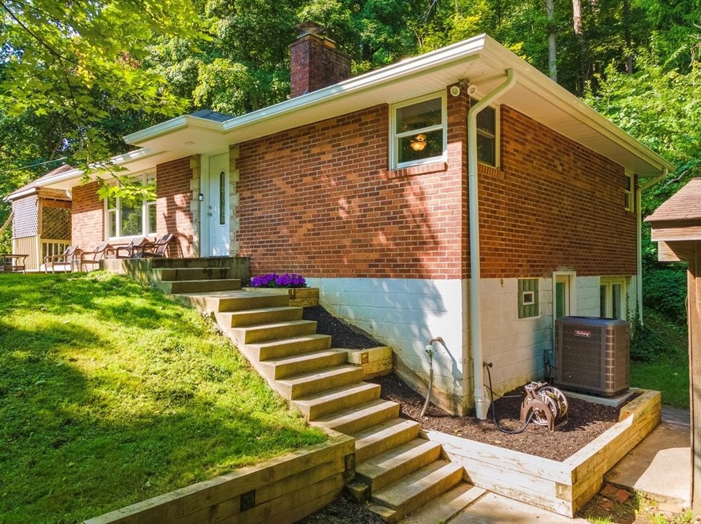 5070 University Blvd, Moon Twp, PA 15108-2540