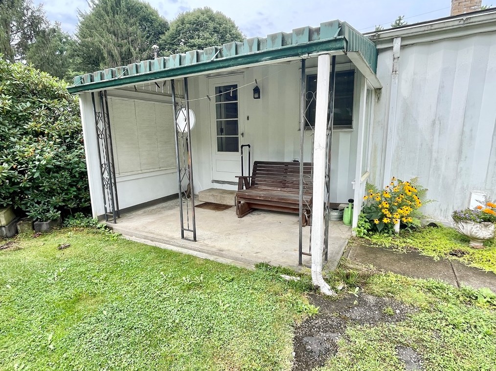 671 Pine Run Rd, Apollo, PA 15613