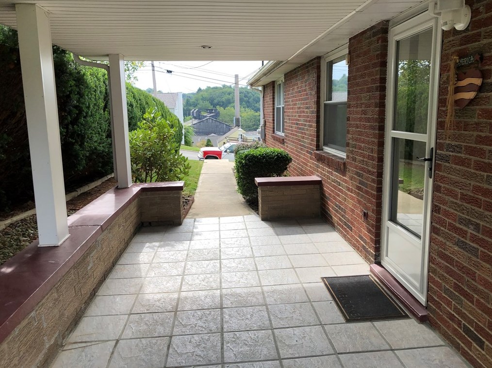 1040 Mace St, Greensburg PA  15601-4857 exterior