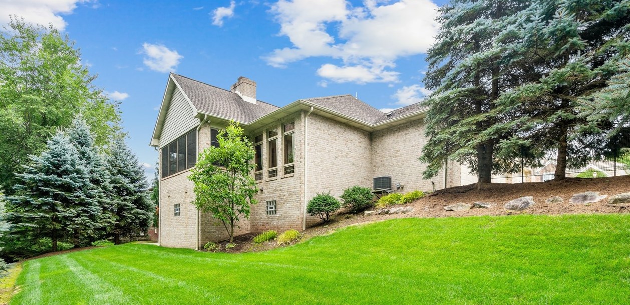 313 Brandywine Dr, North Huntingdon PA 15642-9225 exterior