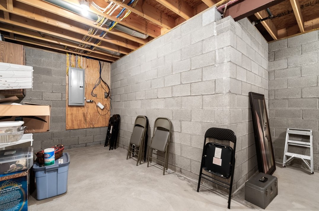 313 Brandywine Dr, North Huntingdon PA 15642-9225 exterior