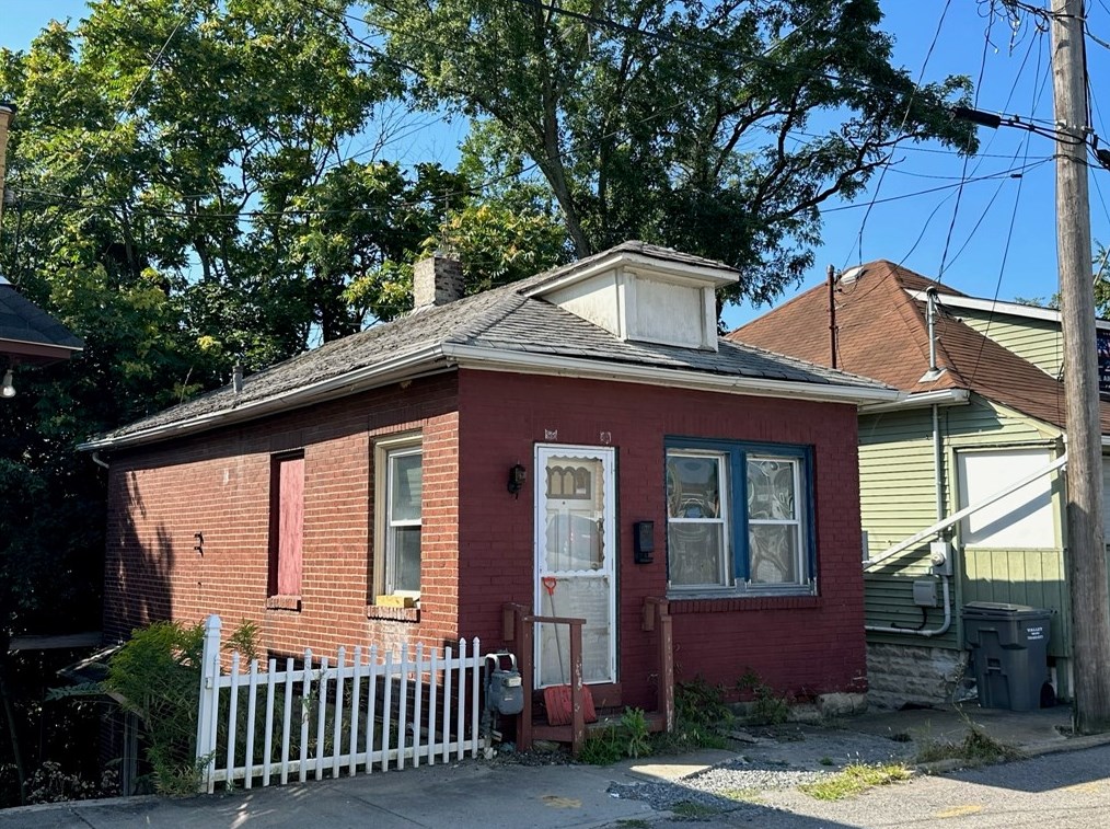 425 Wampum Ave, Ellwood City, PA 16117-1202