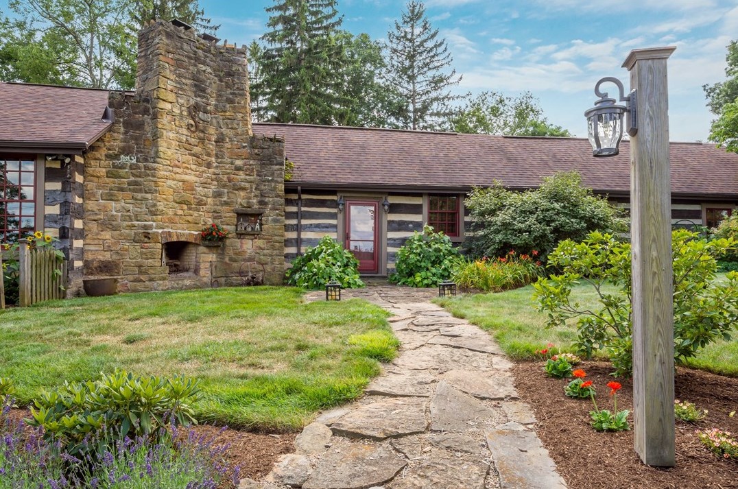 1315 Mapleview Dr, Washington, PA 15301-8945