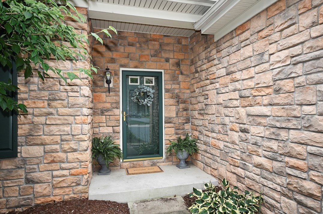 1048 Surrey Woods Dr North, Canonsburg, PA 15317