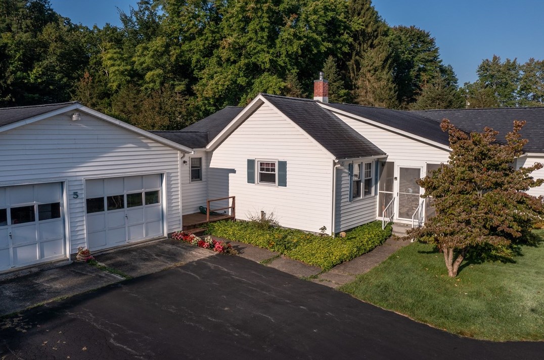5 Log Cabin Rd, Greenville, PA 16125