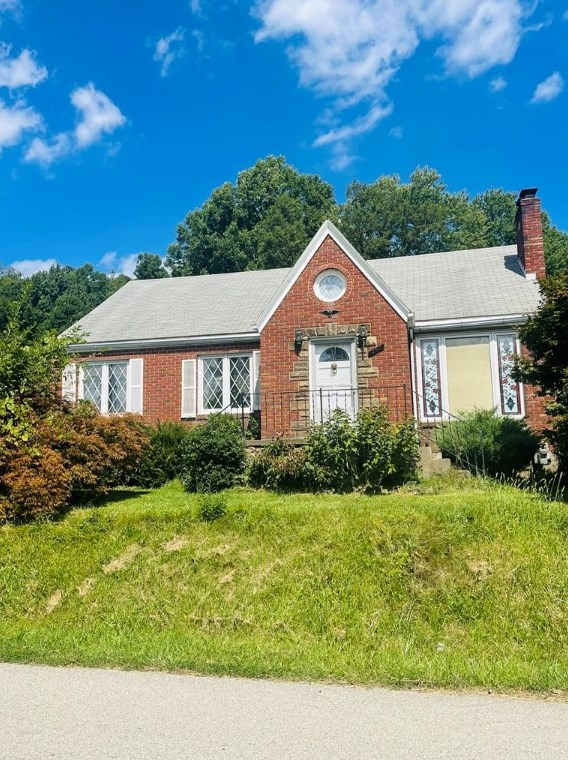 267 Oglevee Ln, Connellsville, PA 15425