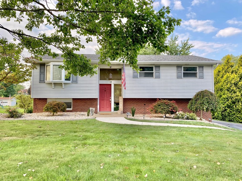 17 Hempfield Dr, North Huntingdon, PA 15642-4526