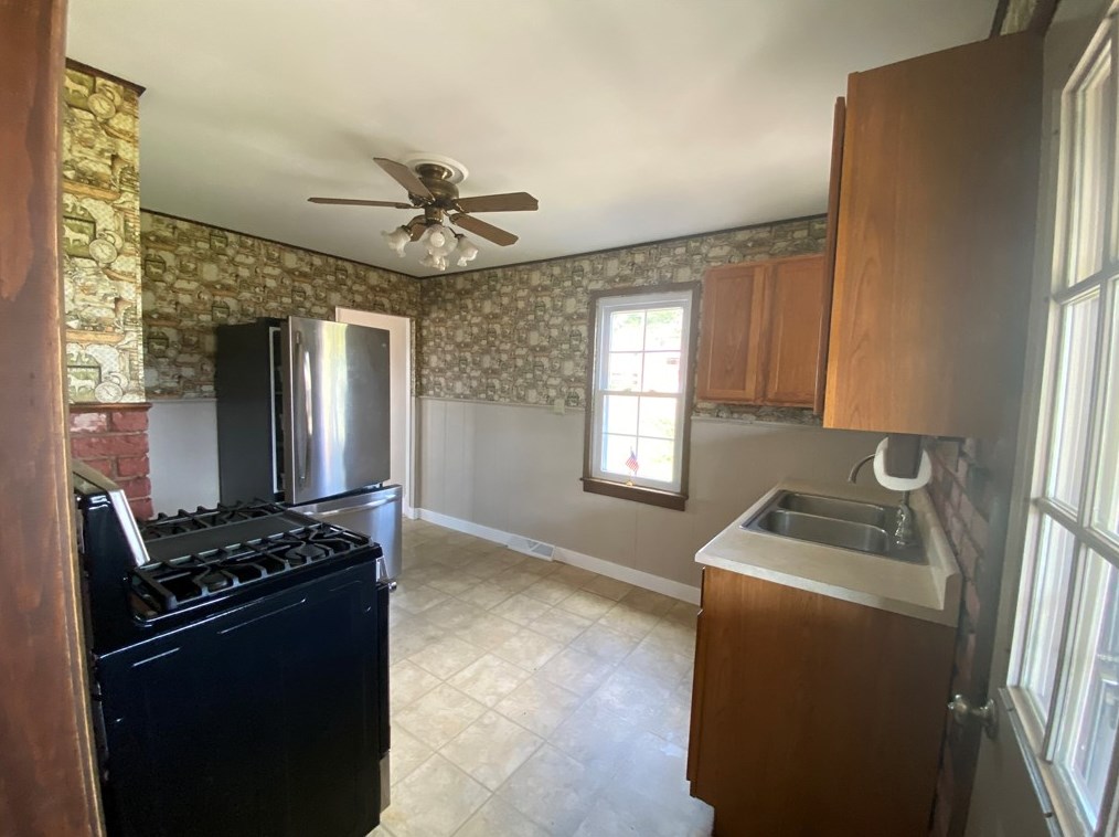 115 14th St, Conway, PA 15027-1422