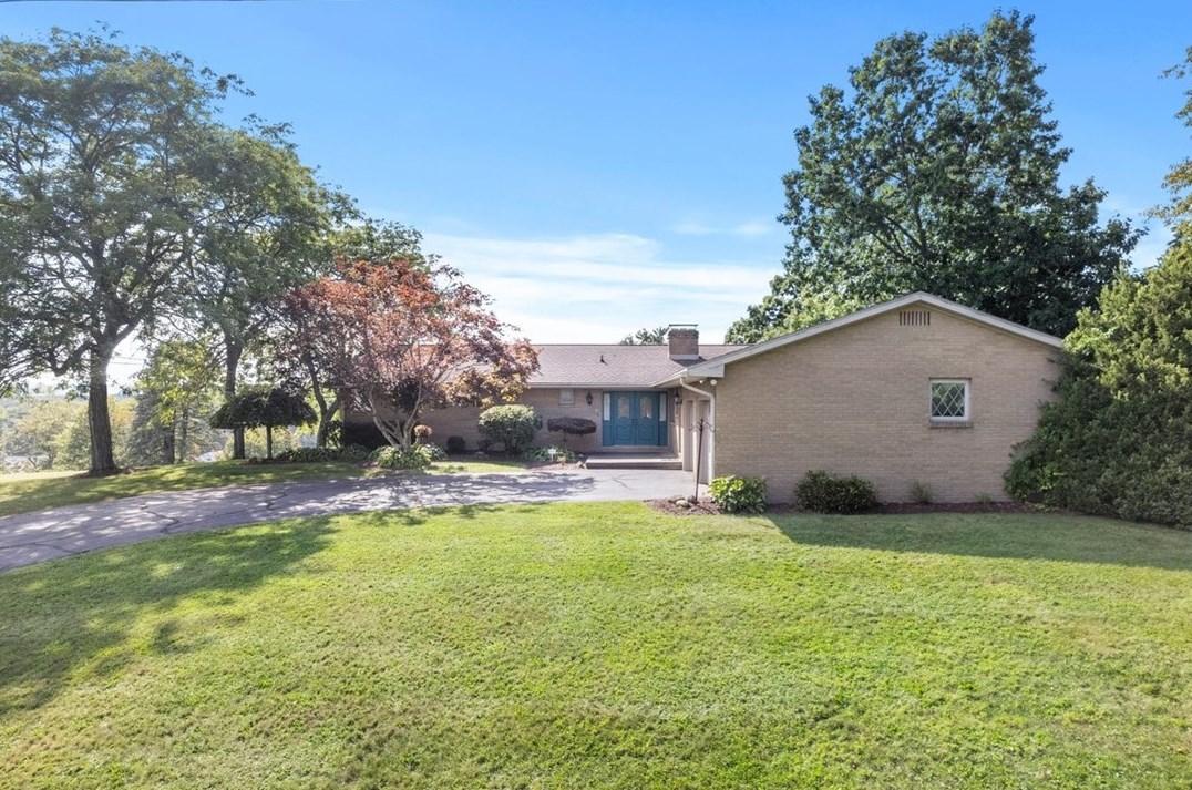 395 Overlook Dr, Beaver Falls, PA 15010