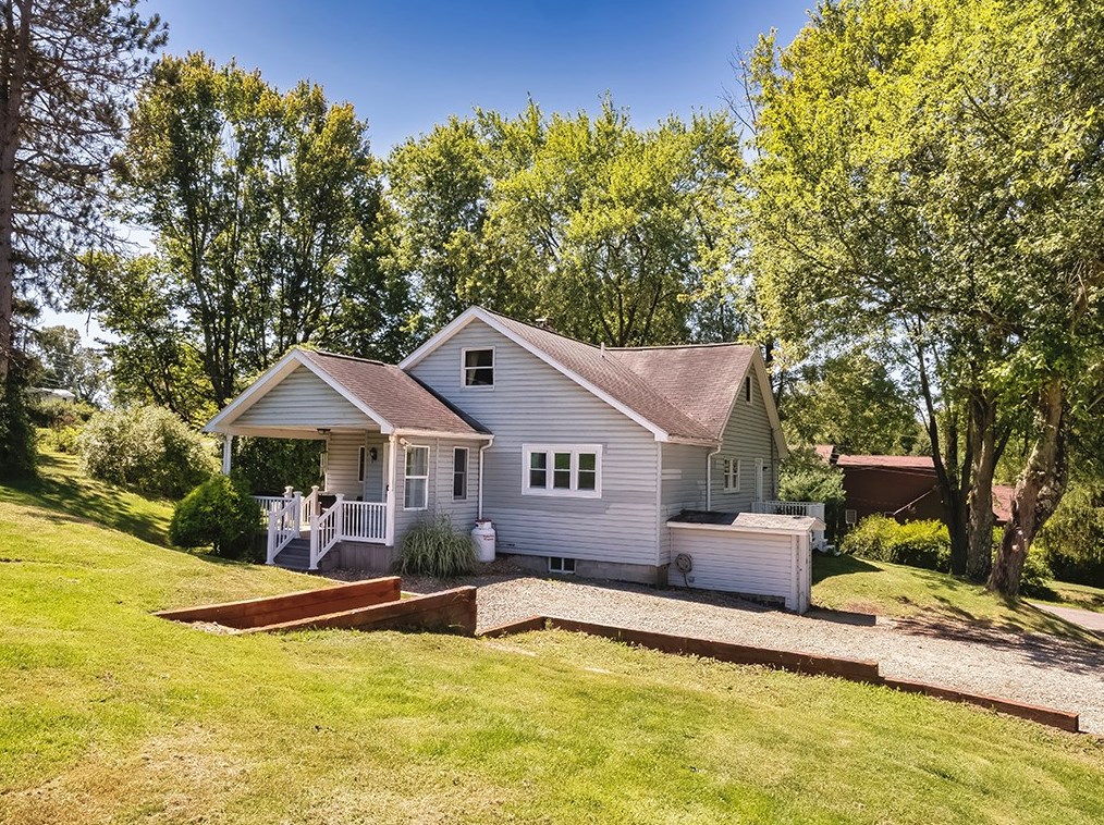 909 Pleasant Valley Dr, Apollo, PA 15613