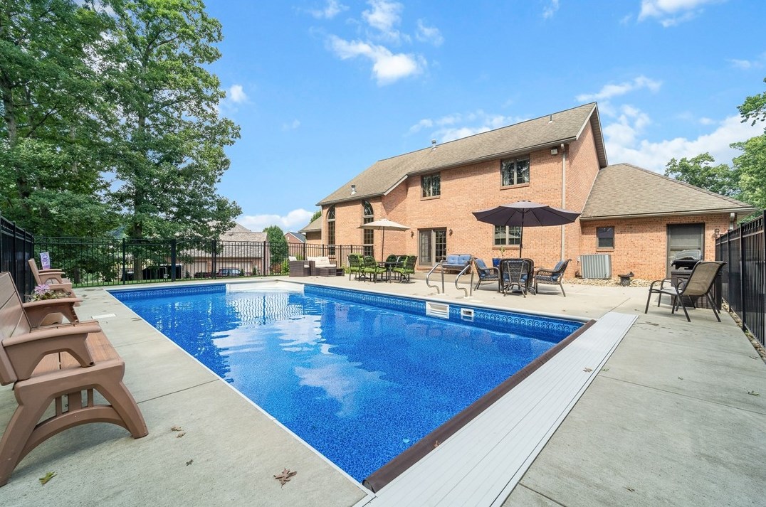 219 Stirling Dr, Butler, PA 16001