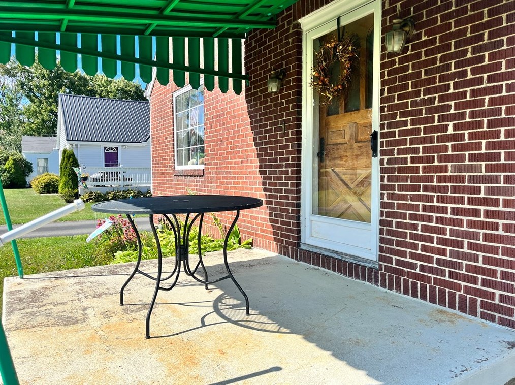 210 Rural Dr, Butler, PA 16001-2523
