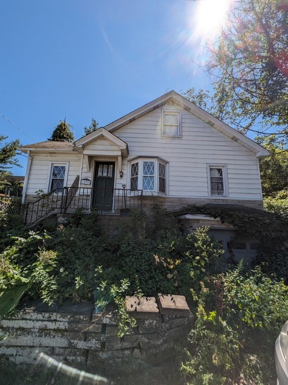 1030 Franklin Dr, Bethel Park, PA 15102-1900
