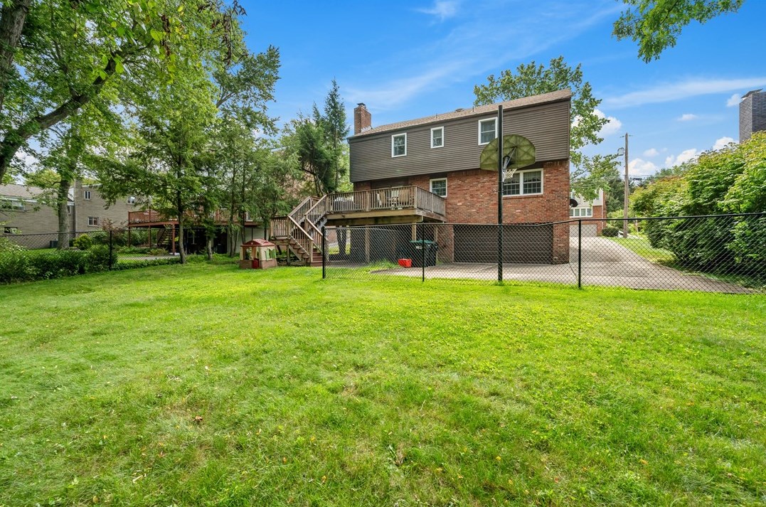 2642 Bethel Crest Dr, Bethel Park, PA 15102-3852