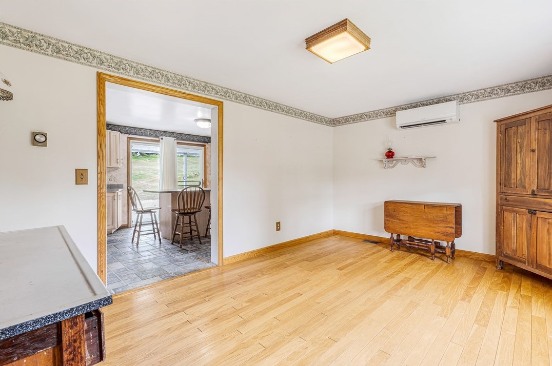 301 Crystal Dr, Georgetown, PA 15043