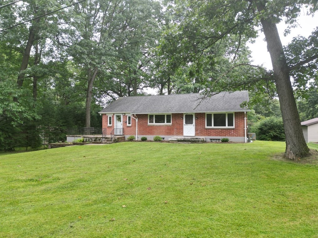116 N Breezewood Dr, Butler, PA 16001