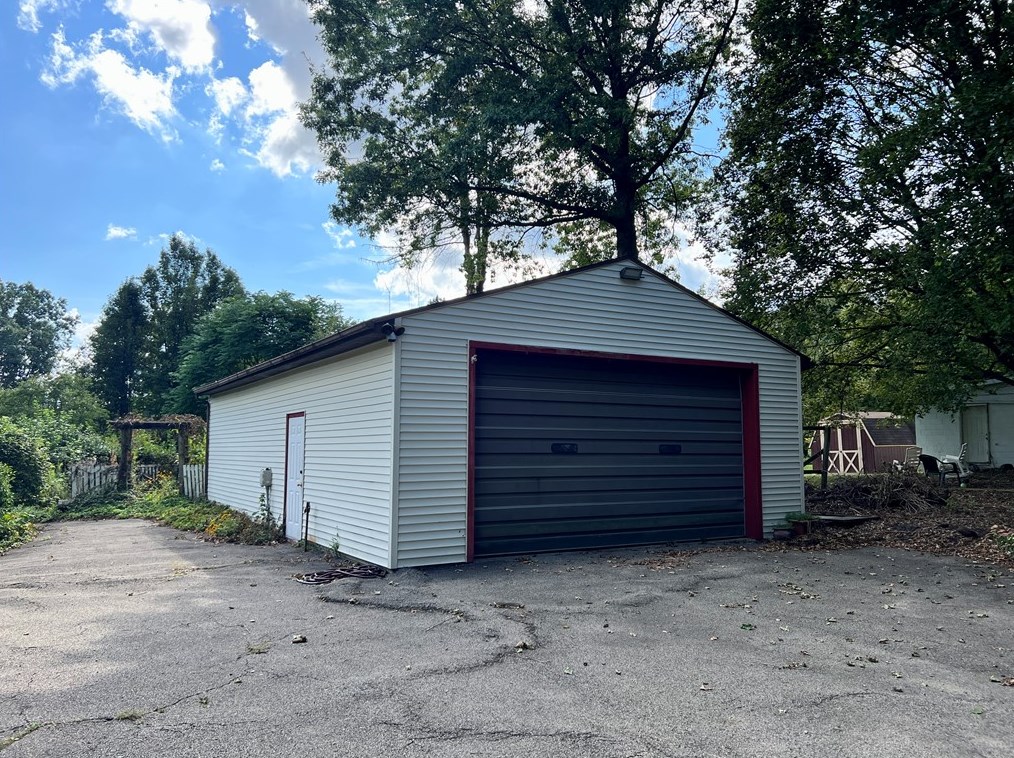 3738 Ellwood Rd, New Castle, PA 16101