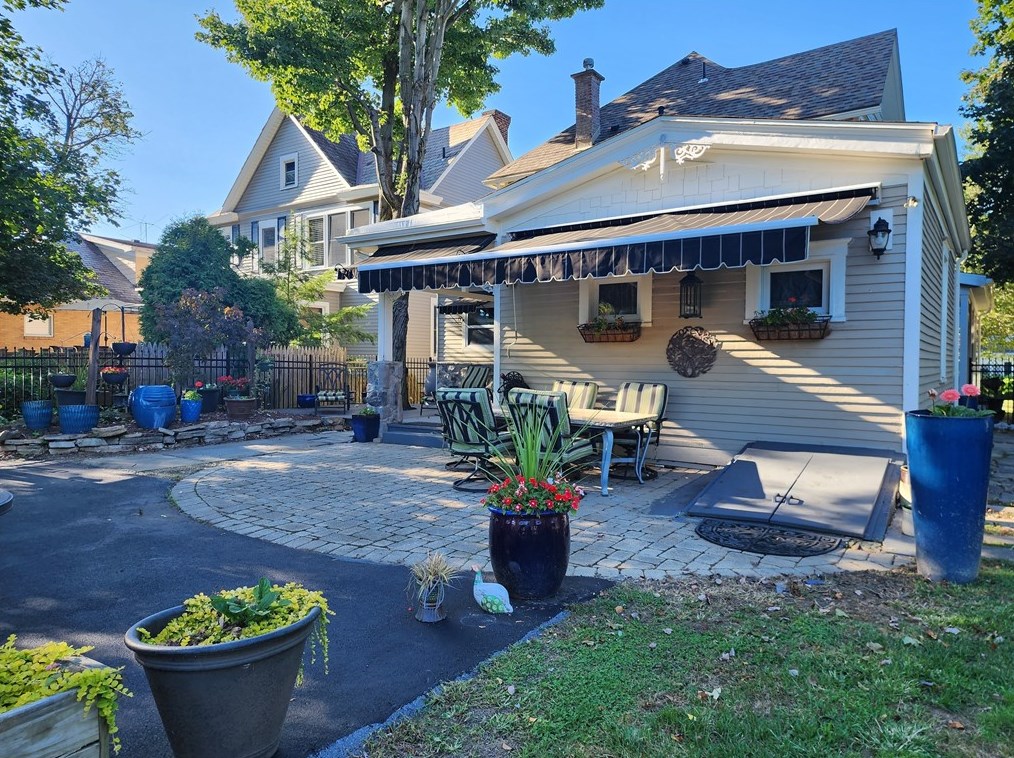 340 Grandview Ave, Zelienople PA  16063-1101 exterior