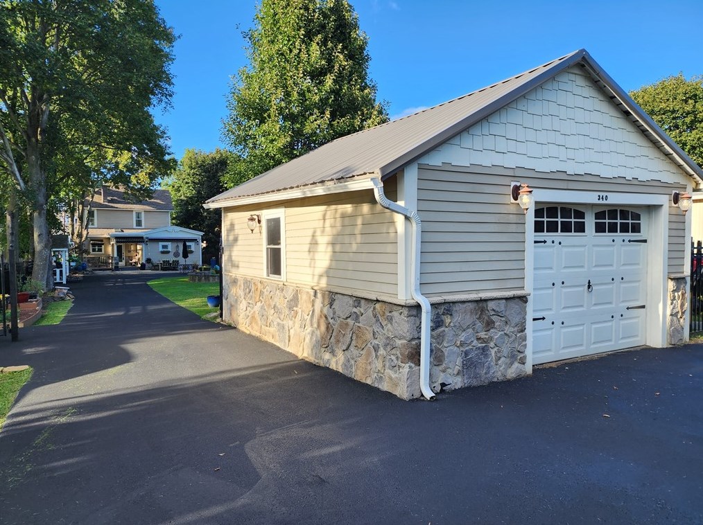 340 Grandview Ave, Zelienople PA  16063-1101 exterior