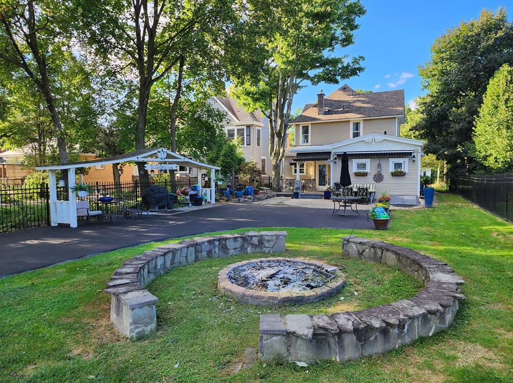 340 Grandview Ave, Zelienople PA  16063-1101 exterior