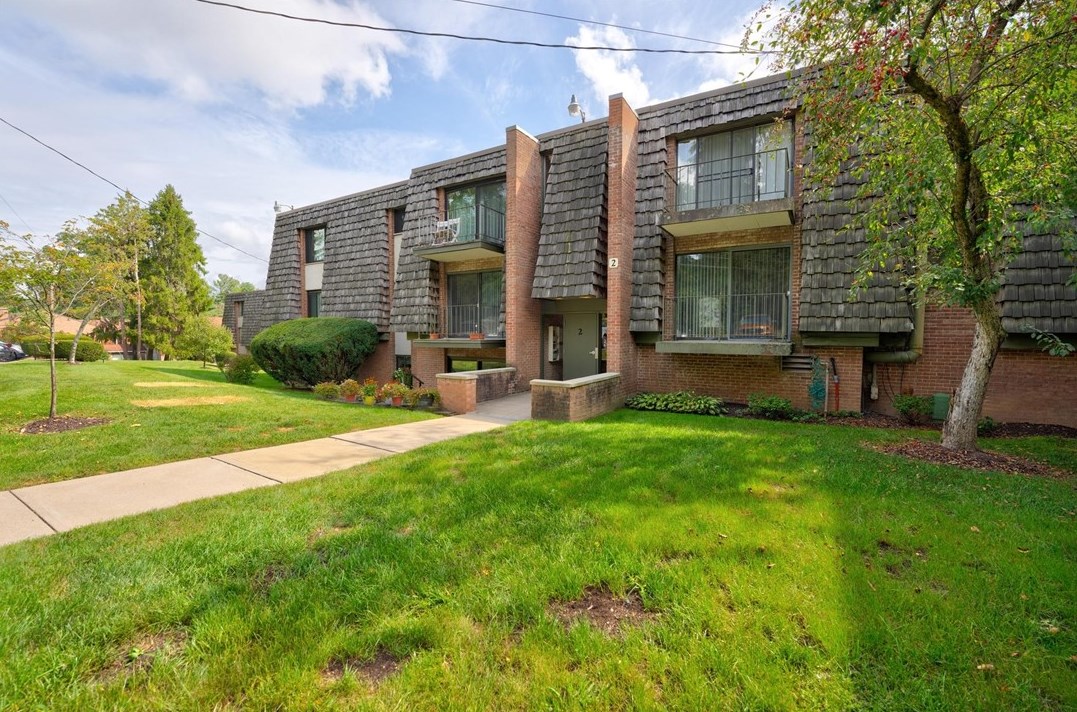 214 Forest Green Dr, Moon Twp, PA 15108-2758