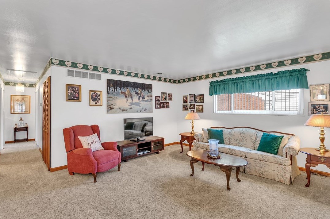 113 Longview Dr, North Huntingdon PA 15642-4720 exterior