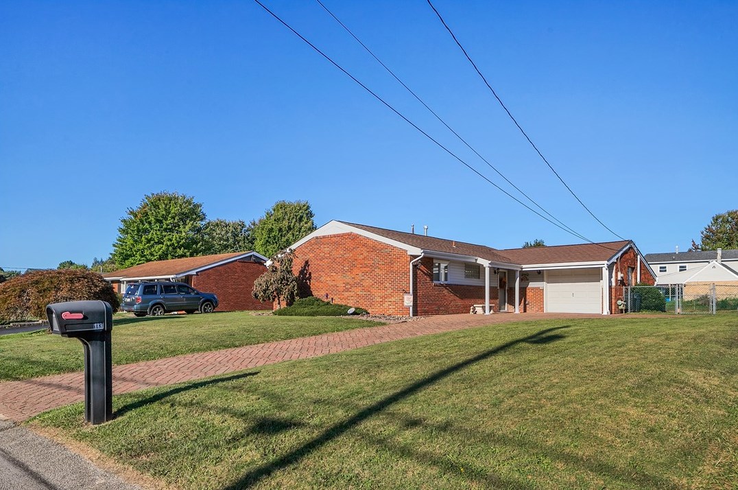 113 Longview Dr, North Huntingdon PA 15642-4720 exterior