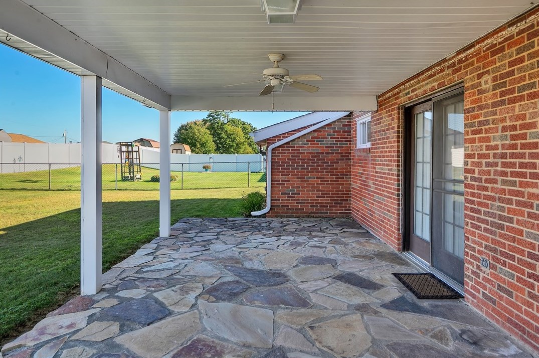 113 Longview Dr, North Huntingdon PA 15642-4720 exterior