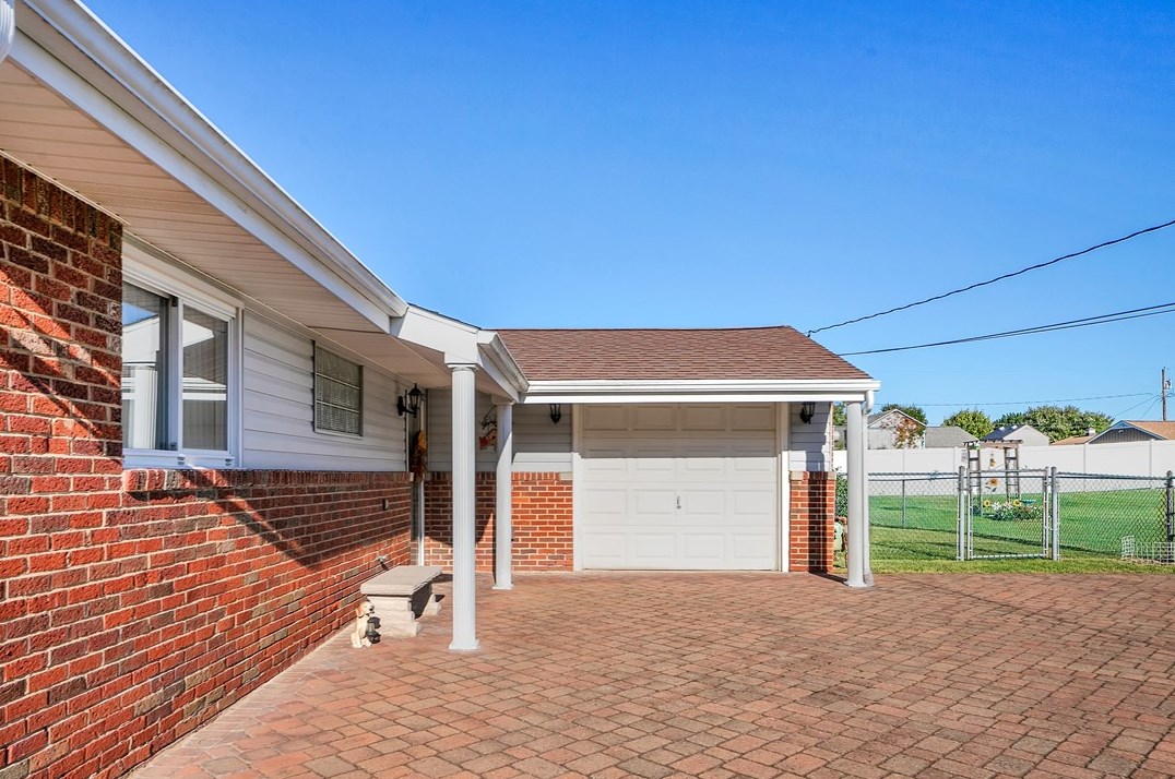 113 Longview Dr, North Huntingdon PA 15642-4720 exterior