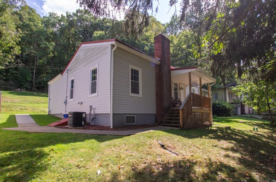 127 Spanish Villa Dr, Jeannette, PA 15644